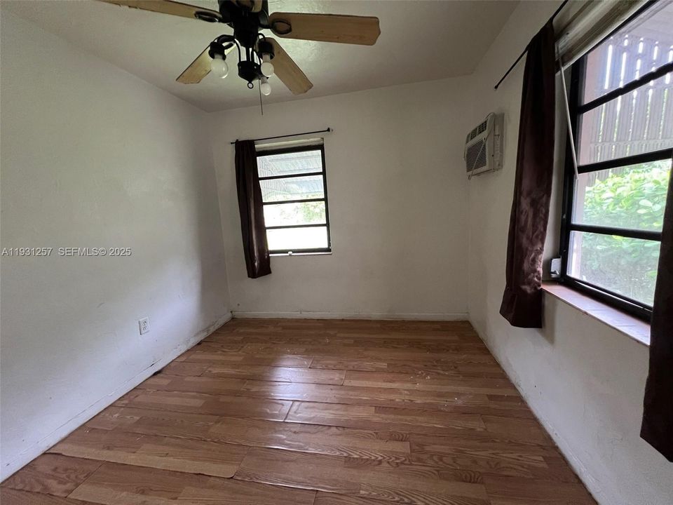 For Sale: $370,000 (2 beds, 1 baths, 858 Square Feet)