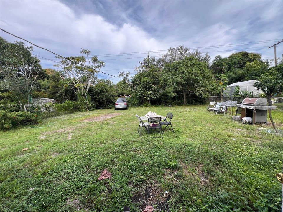 For Sale: $370,000 (2 beds, 1 baths, 858 Square Feet)