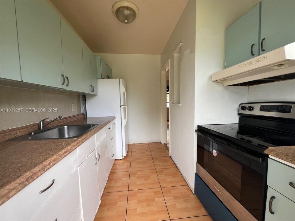 For Sale: $370,000 (2 beds, 1 baths, 858 Square Feet)
