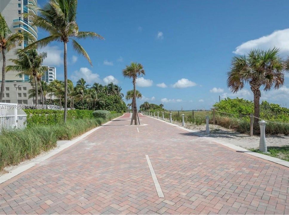 For Sale: $900,000 (2 beds, 2 baths, 1241 Square Feet)