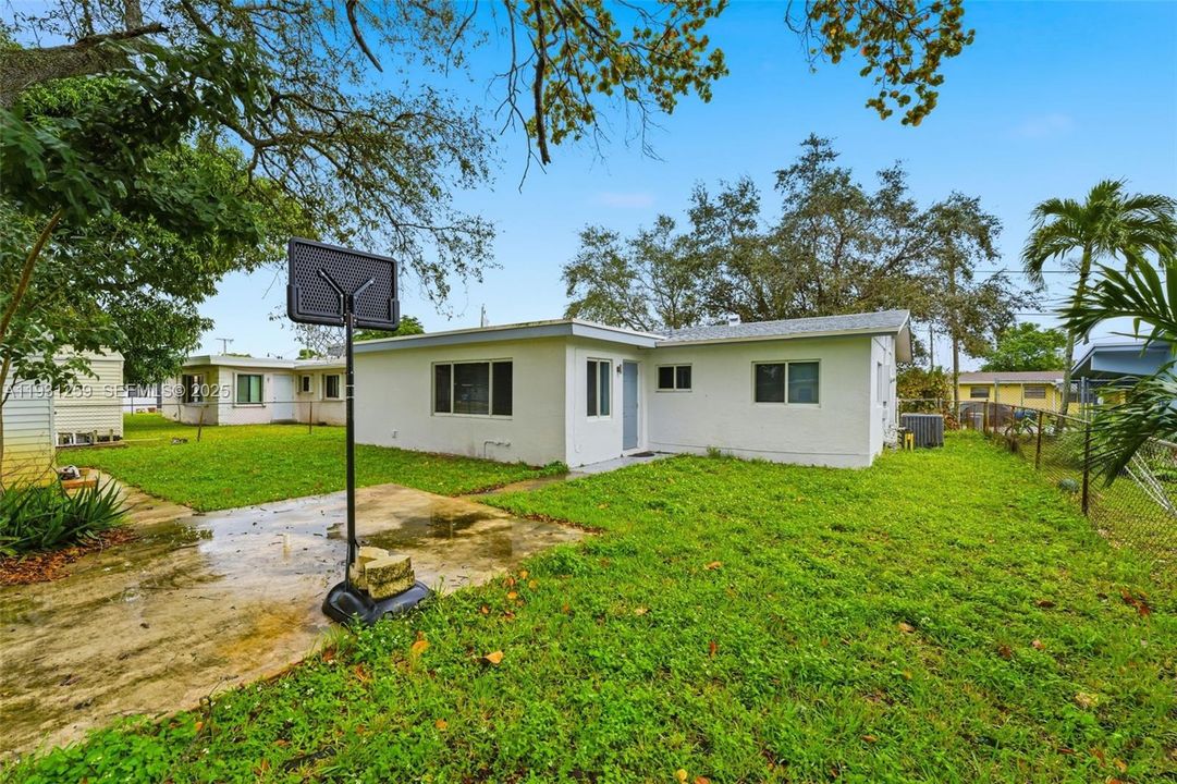 For Sale: $440,000 (3 beds, 2 baths, 1404 Square Feet)