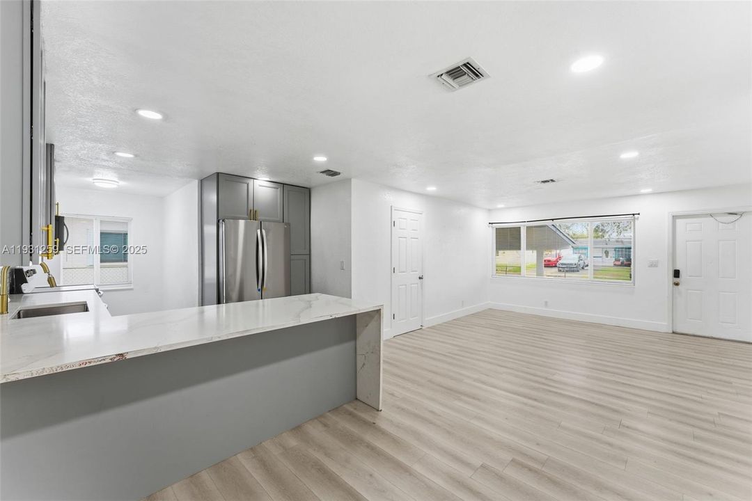 For Sale: $440,000 (3 beds, 2 baths, 1404 Square Feet)