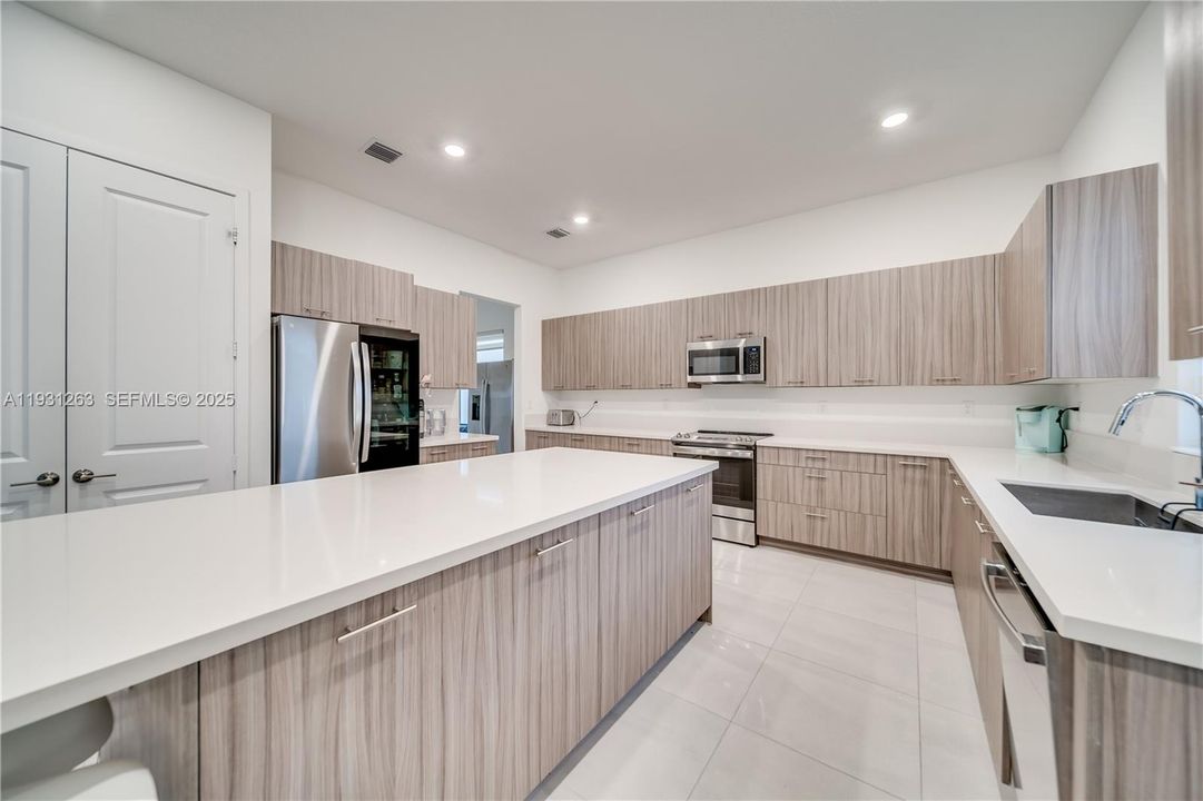 В аренду: $6,250 (4 спален, 3 ванн, 3631 Квадратных фут)