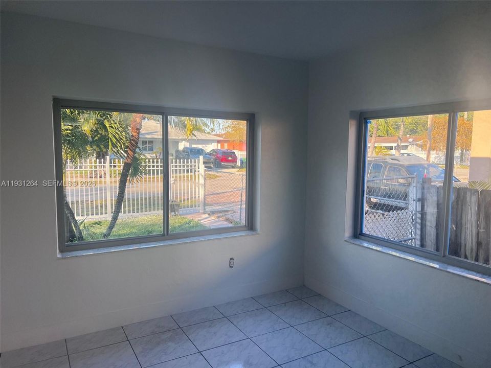 Active With Contract: $2,900 (2 beds, 1 baths, 1982 Square Feet)