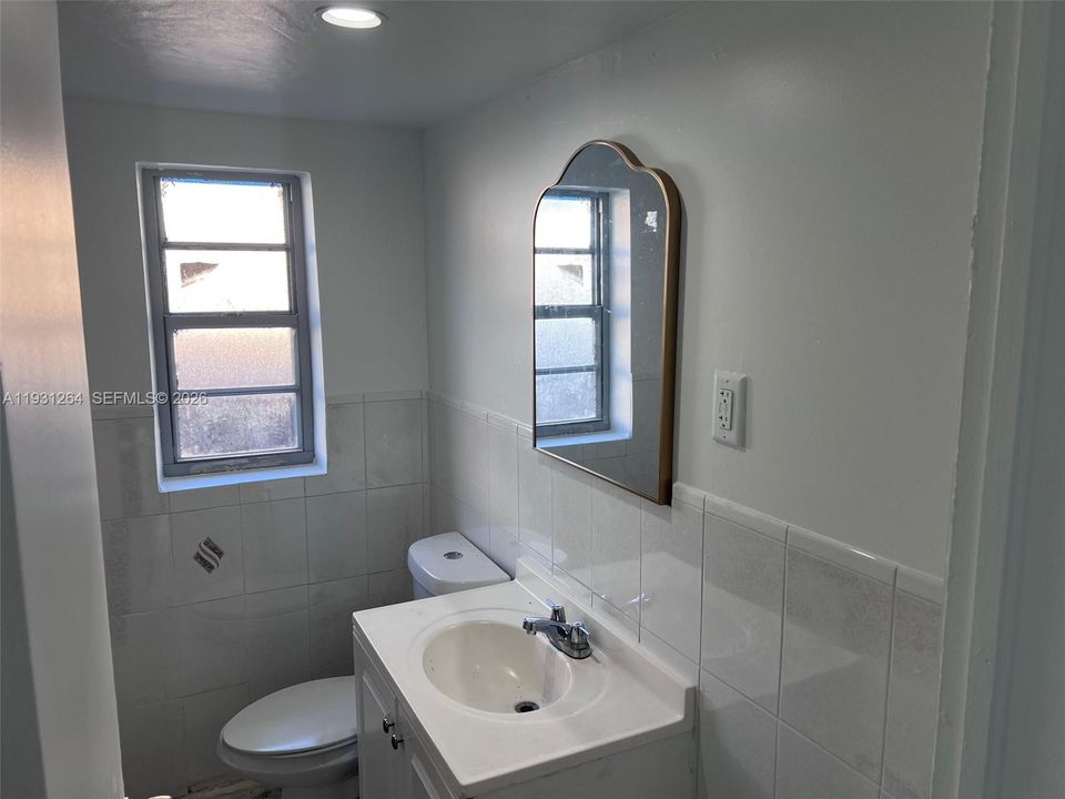 Active With Contract: $2,900 (2 beds, 1 baths, 1982 Square Feet)
