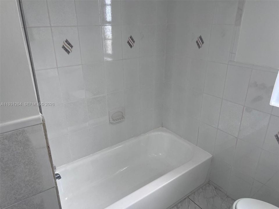Active With Contract: $2,900 (2 beds, 1 baths, 1982 Square Feet)