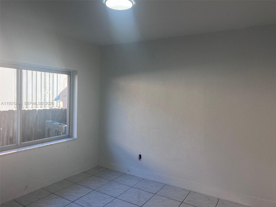 Active With Contract: $2,900 (2 beds, 1 baths, 1982 Square Feet)