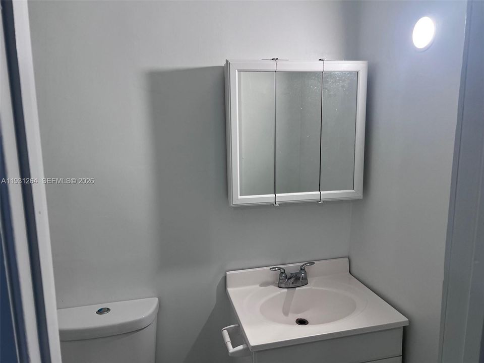 Active With Contract: $2,900 (2 beds, 1 baths, 1982 Square Feet)