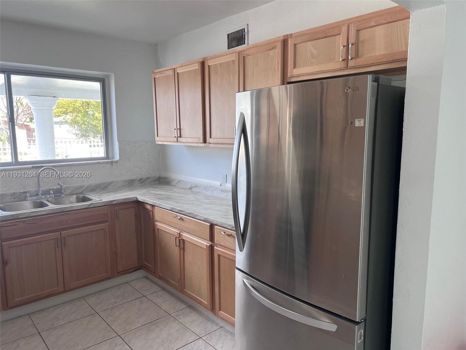 Active With Contract: $2,900 (2 beds, 1 baths, 1982 Square Feet)