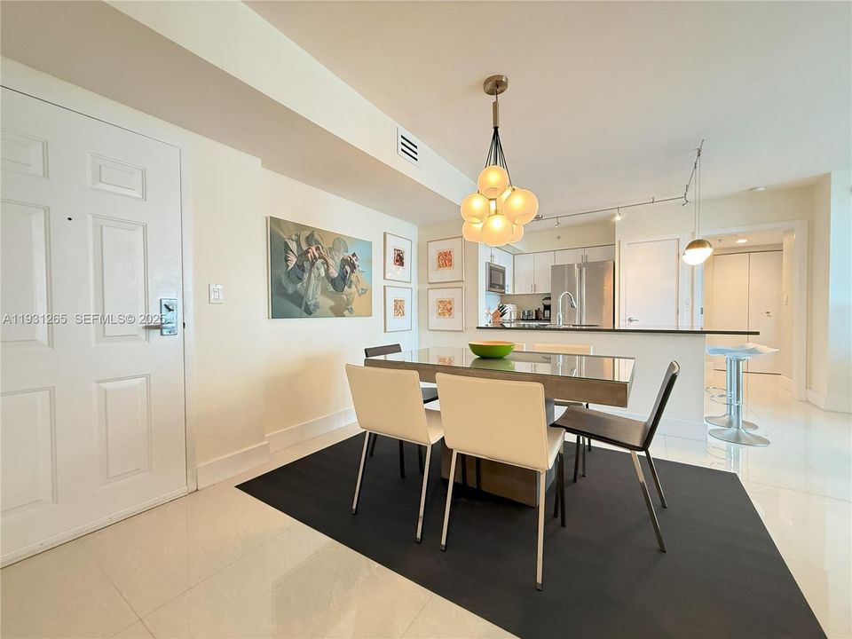 出租: $4,100 (2 贝兹, 2 浴室, 1140 平方英尺)