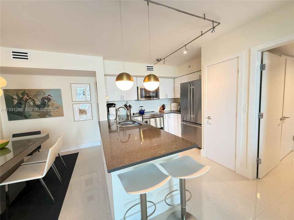 出租: $4,100 (2 贝兹, 2 浴室, 1140 平方英尺)