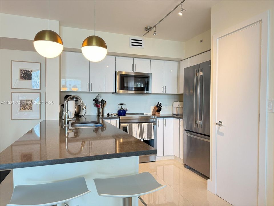 出租: $4,100 (2 贝兹, 2 浴室, 1140 平方英尺)