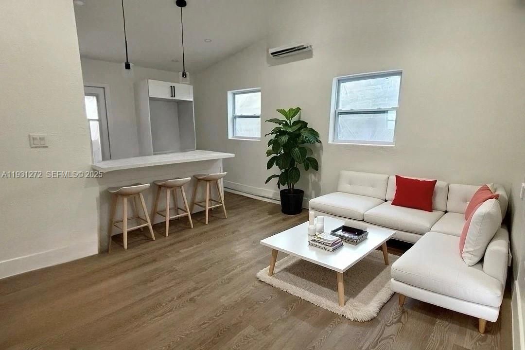 На продажу: $289,000 (2 спален, 1 ванн, 600 Квадратных фут)