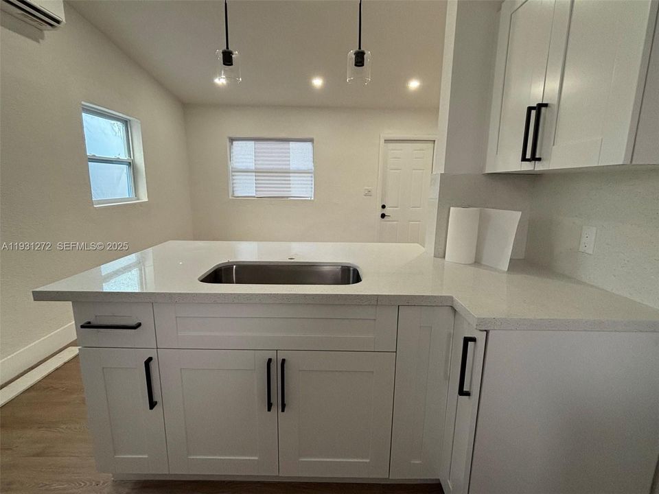 На продажу: $289,000 (2 спален, 1 ванн, 600 Квадратных фут)