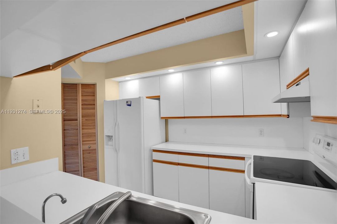 待售: $164,900 (1 贝兹, 1 浴室, 1045 平方英尺)