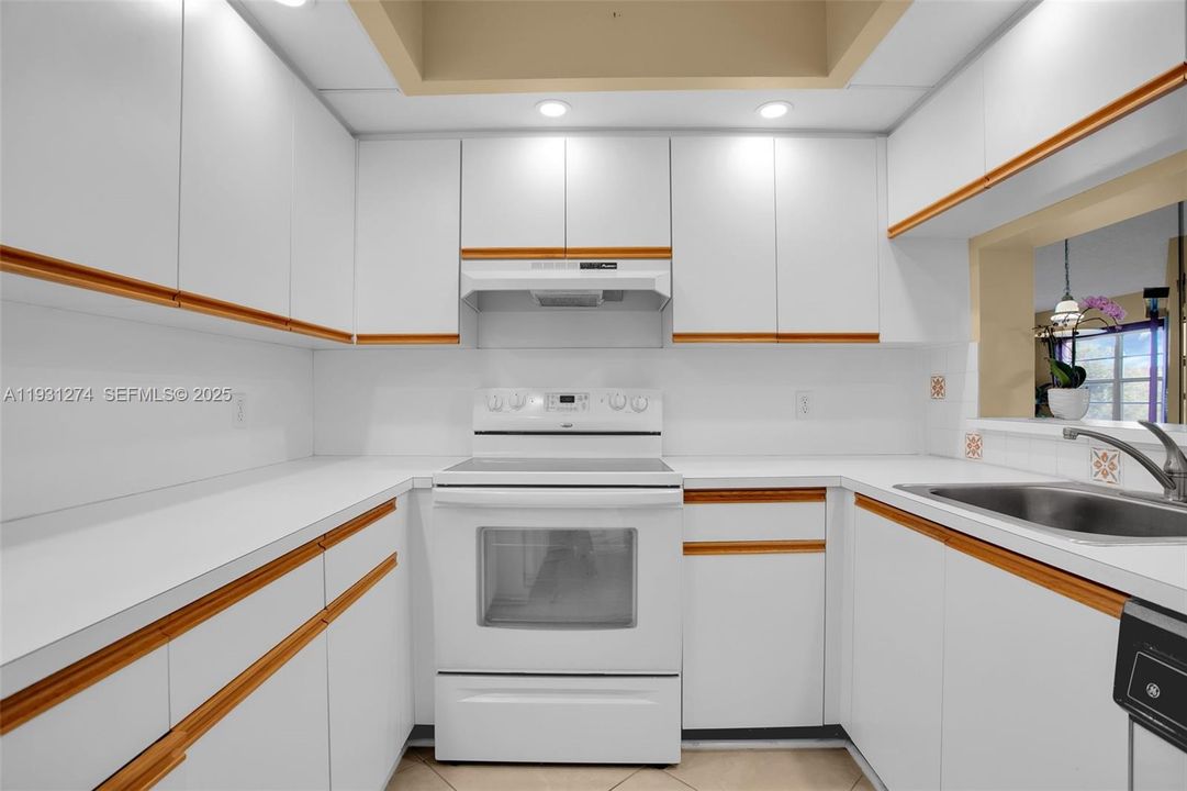 待售: $164,900 (1 贝兹, 1 浴室, 1045 平方英尺)