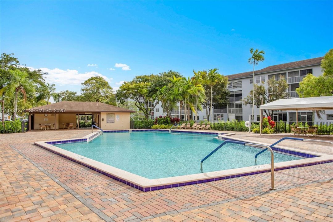 待售: $164,900 (1 贝兹, 1 浴室, 1045 平方英尺)