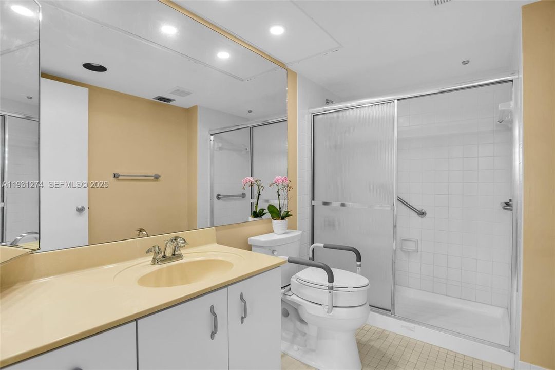 待售: $164,900 (1 贝兹, 1 浴室, 1045 平方英尺)