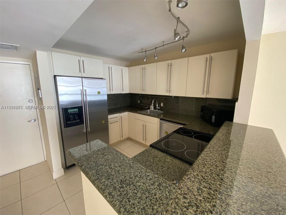 В аренду: $2,800 (1 спален, 1 ванн, 750 Квадратных фут)