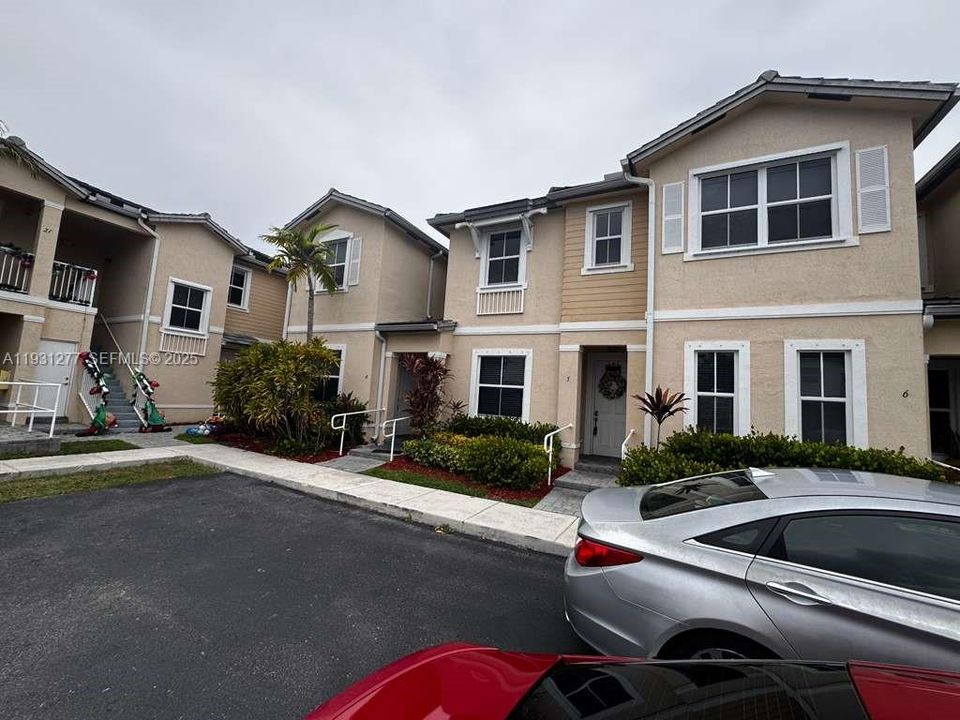 For Rent: $2,200 (2 beds, 2 baths, 1290 Square Feet)