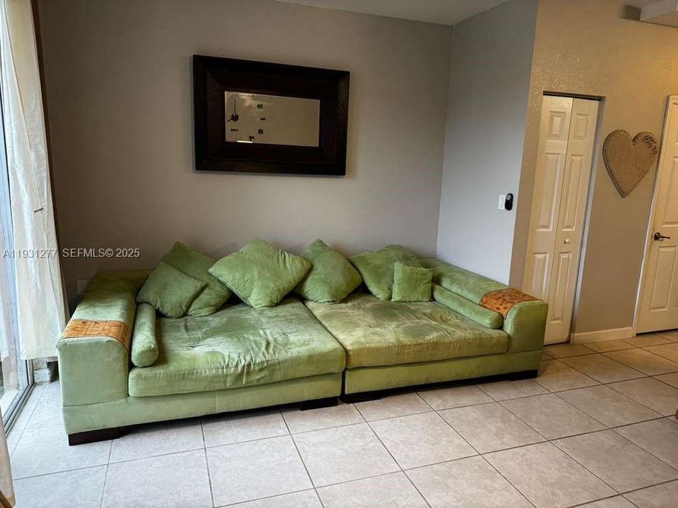 For Rent: $2,200 (2 beds, 2 baths, 1290 Square Feet)