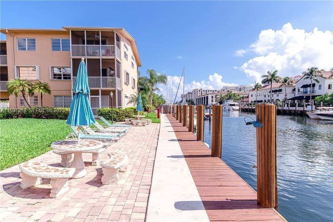 For Sale: $350,000 (3 beds, 2 baths, 1070 Square Feet)