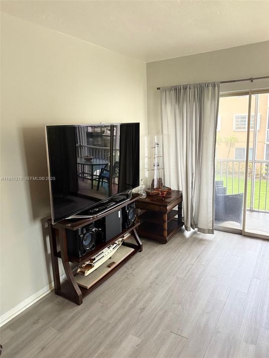 For Sale: $350,000 (3 beds, 2 baths, 1070 Square Feet)