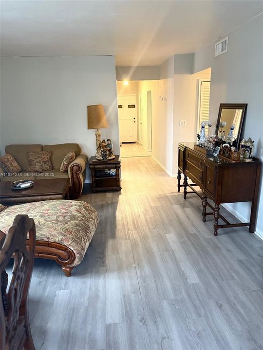 For Sale: $350,000 (3 beds, 2 baths, 1070 Square Feet)