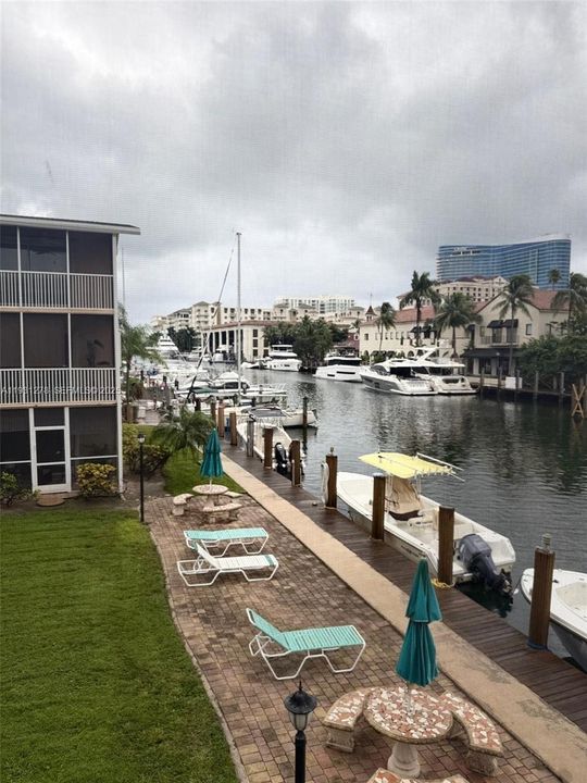 For Sale: $350,000 (3 beds, 2 baths, 1070 Square Feet)