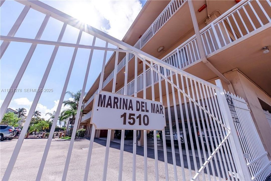 For Sale: $350,000 (3 beds, 2 baths, 1070 Square Feet)