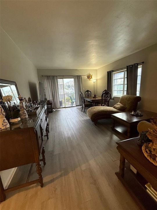 For Sale: $350,000 (3 beds, 2 baths, 1070 Square Feet)