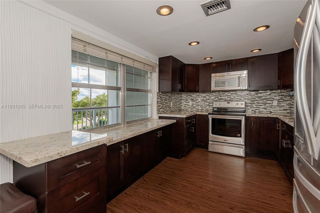 出租: $2,400 (3 贝兹, 2 浴室, 1620 平方英尺)