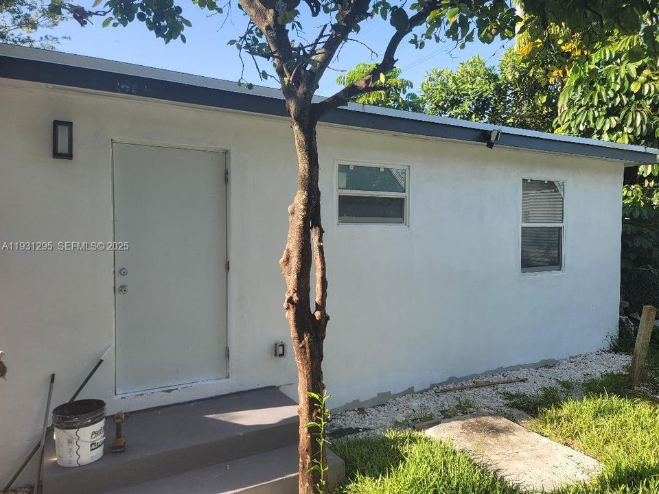 For Rent: $2,500 (2 beds, 1 baths, 850 Square Feet)