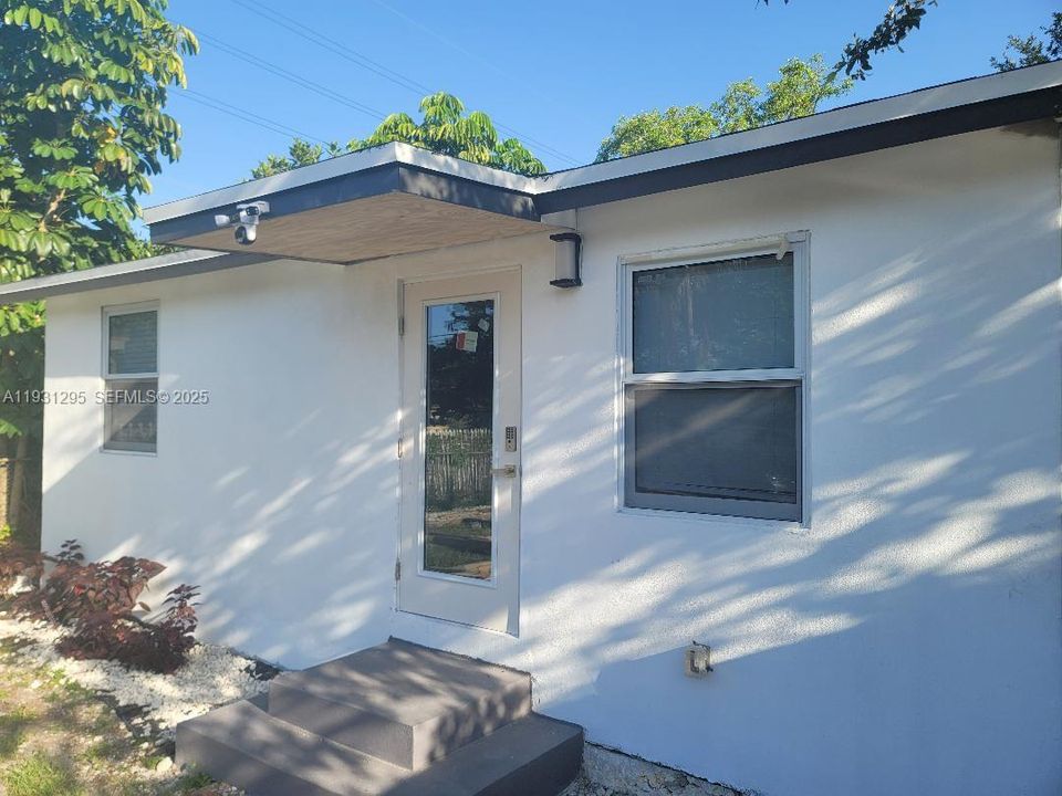 For Rent: $2,500 (2 beds, 1 baths, 850 Square Feet)