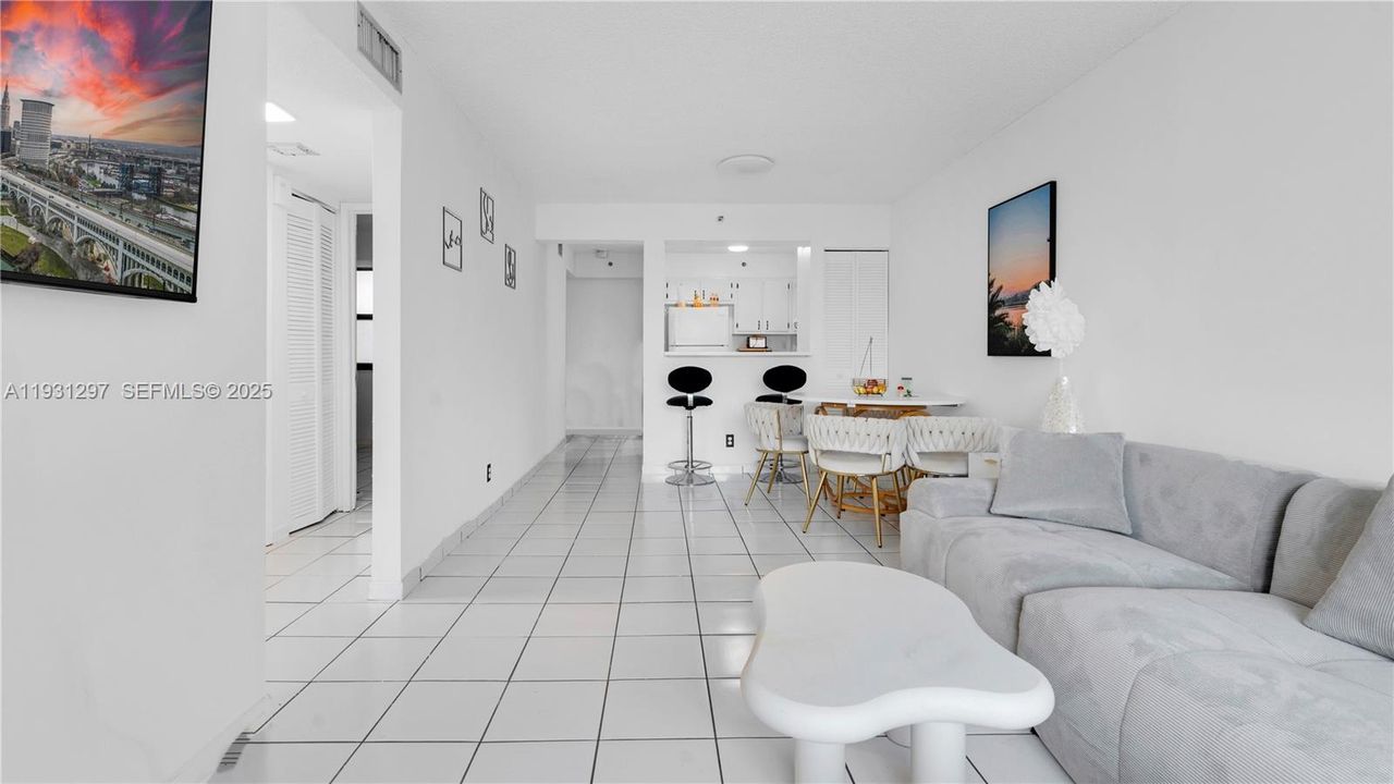 For Sale: $265,000 (2 beds, 1 baths, 791 Square Feet)