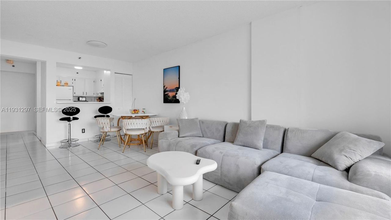 For Sale: $265,000 (2 beds, 1 baths, 791 Square Feet)