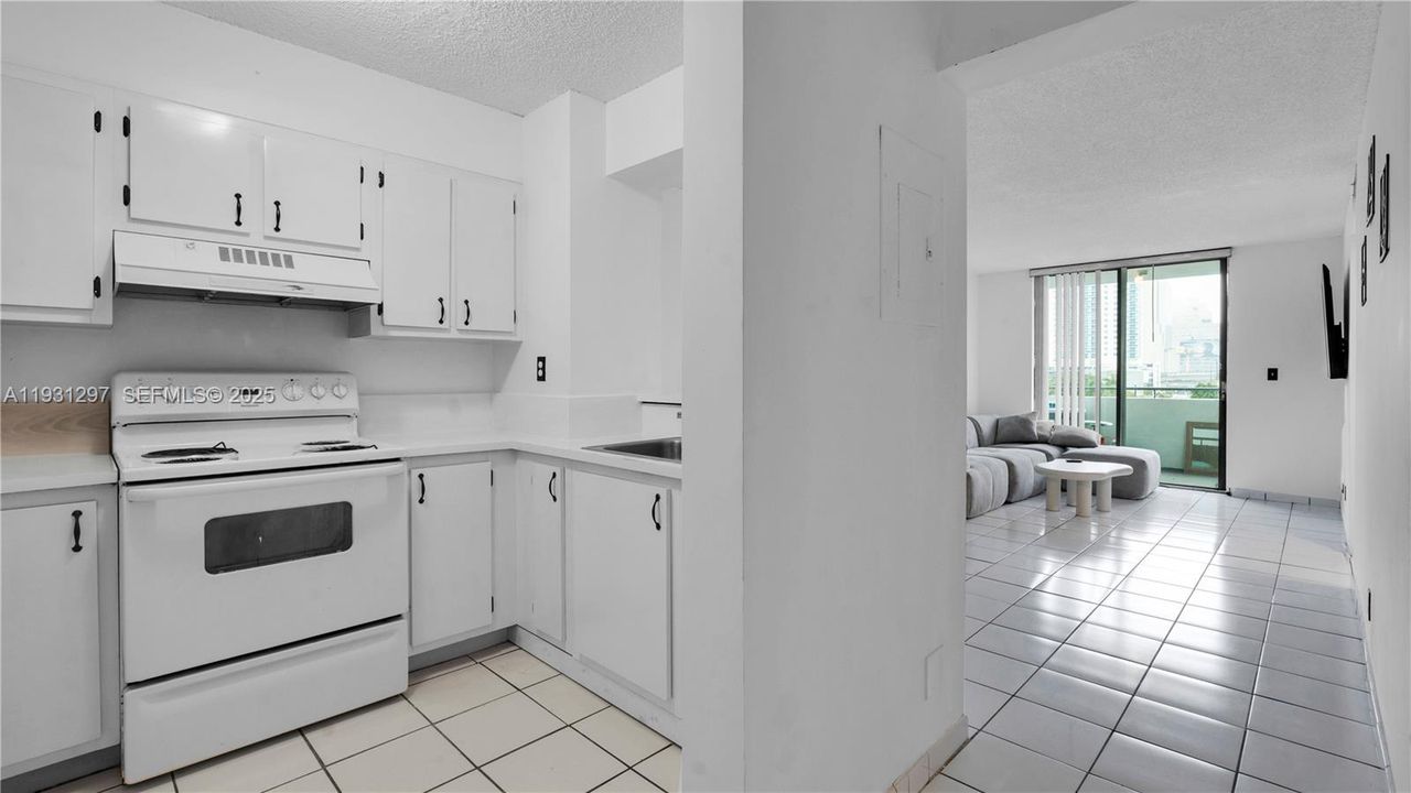 For Sale: $265,000 (2 beds, 1 baths, 791 Square Feet)