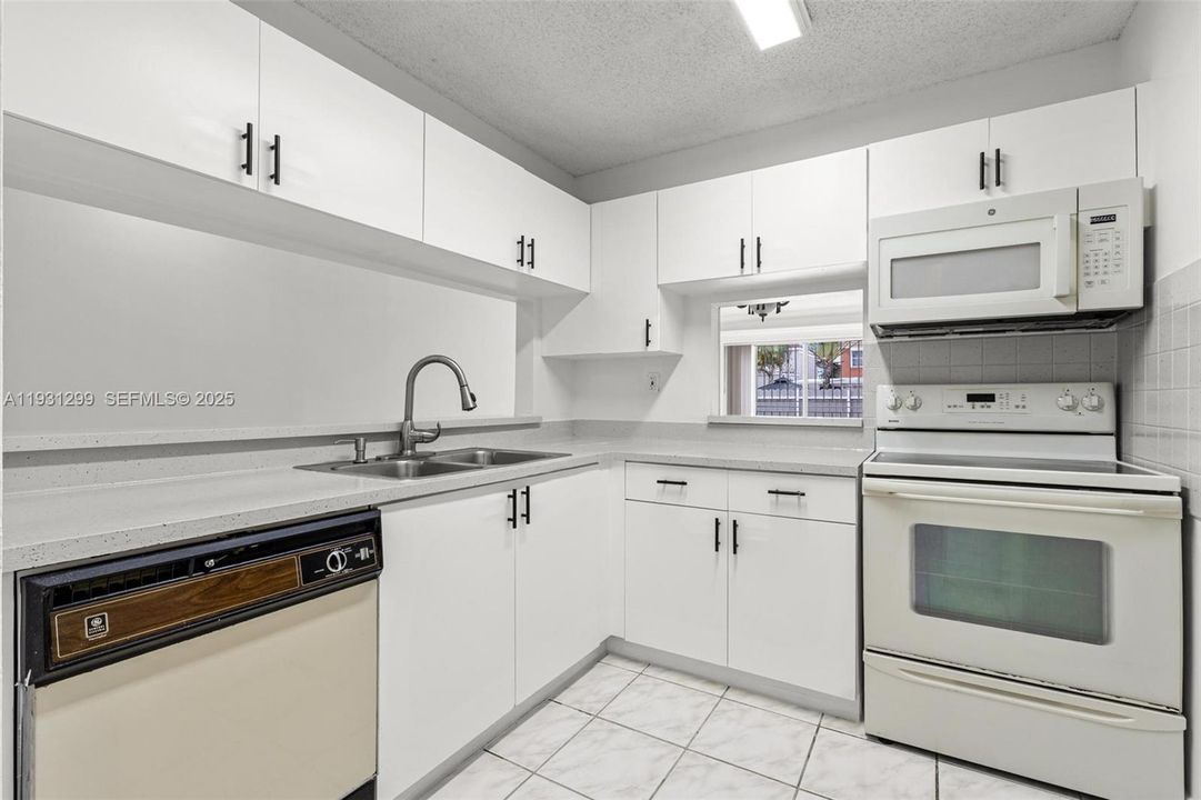 В аренду: $2,700 (3 спален, 2 ванн, 1081 Квадратных фут)