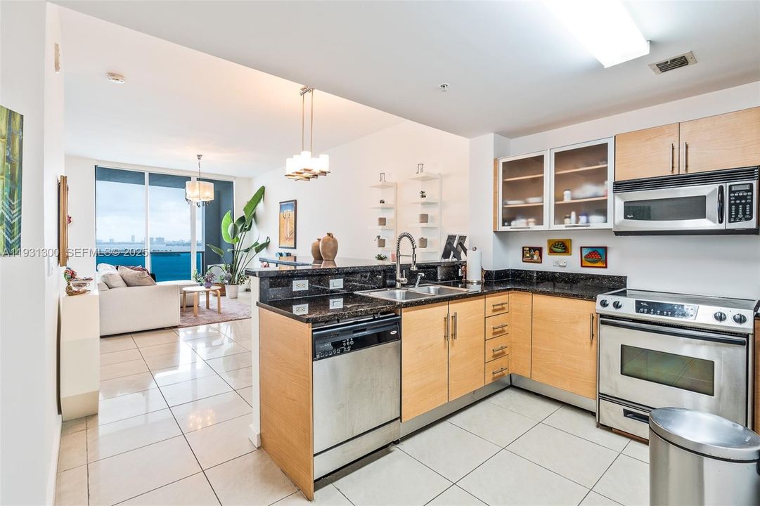 For Sale: $540,000 (1 beds, 1 baths, 850 Square Feet)