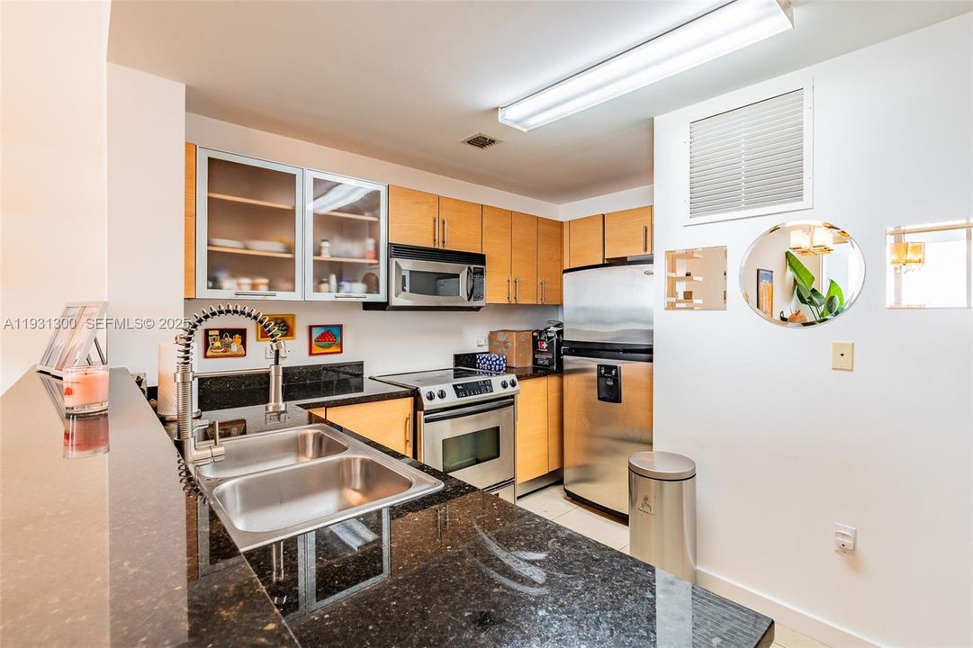 For Sale: $540,000 (1 beds, 1 baths, 850 Square Feet)