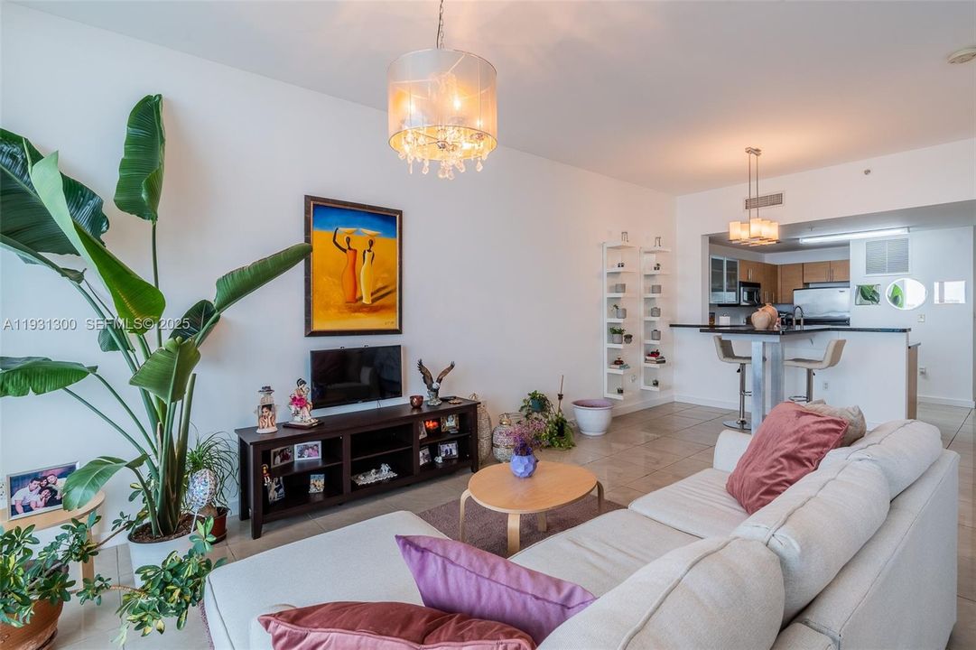 For Sale: $540,000 (1 beds, 1 baths, 850 Square Feet)