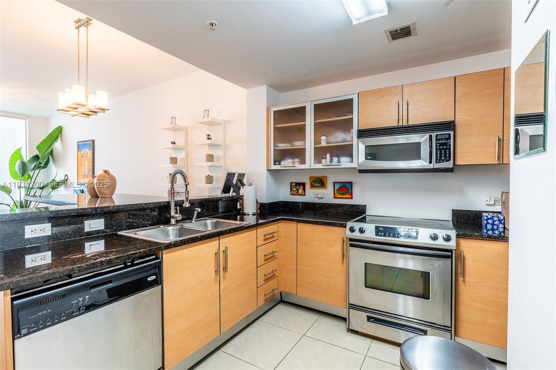 For Sale: $540,000 (1 beds, 1 baths, 850 Square Feet)