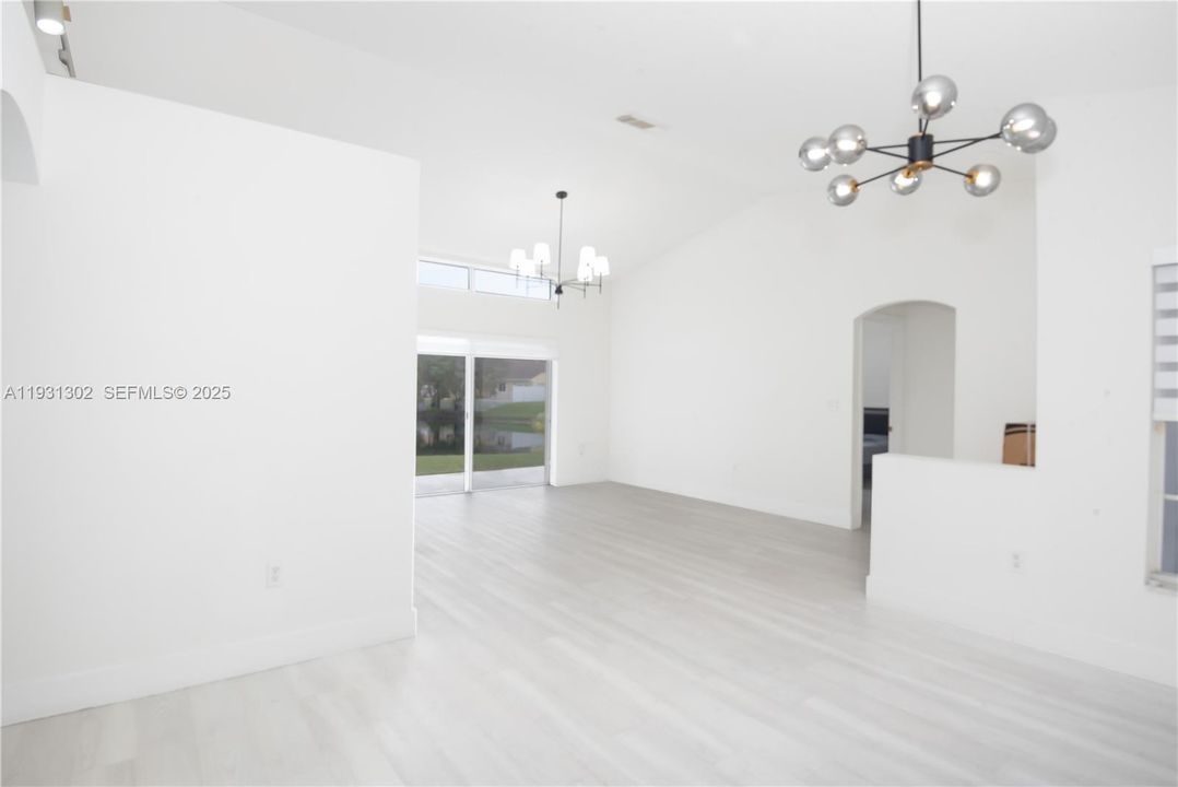 出租: $4,000 (4 贝兹, 2 浴室, 1794 平方英尺)