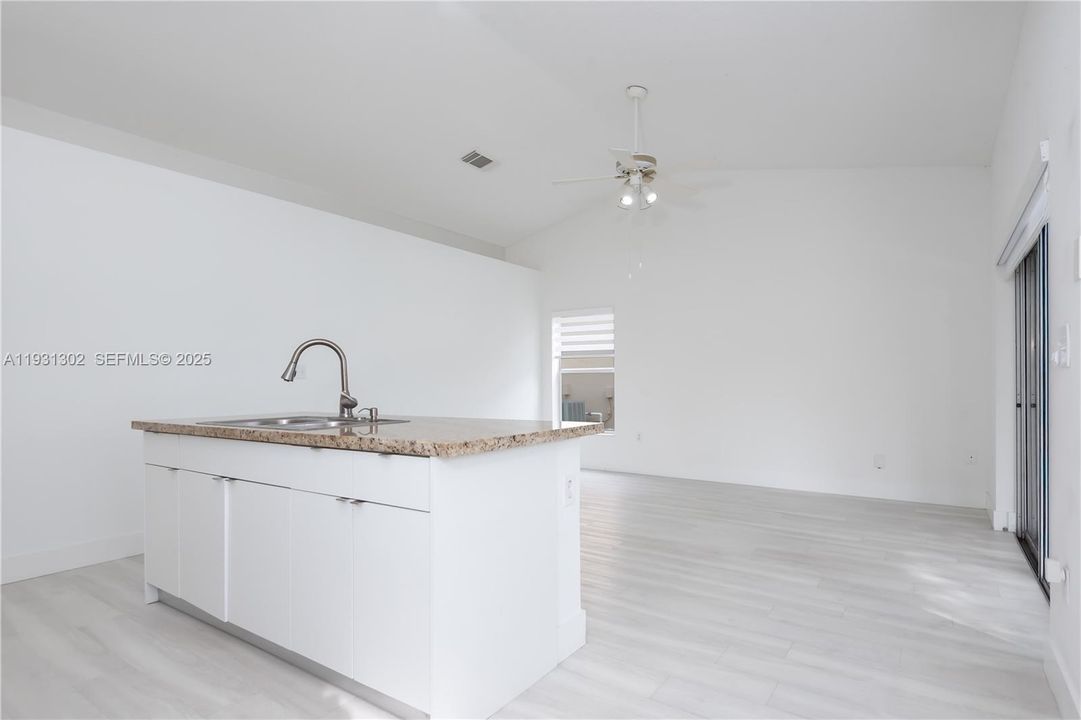 出租: $4,000 (4 贝兹, 2 浴室, 1794 平方英尺)