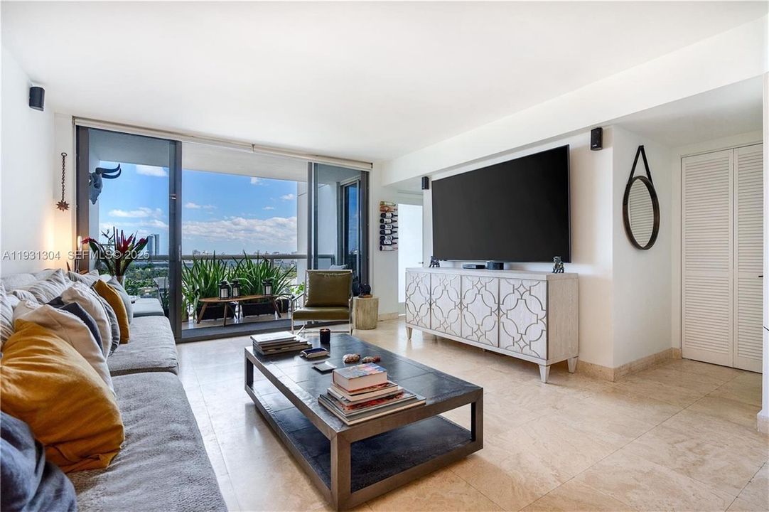 В аренду: $5,900 (2 спален, 2 ванн, 1060 Квадратных фут)