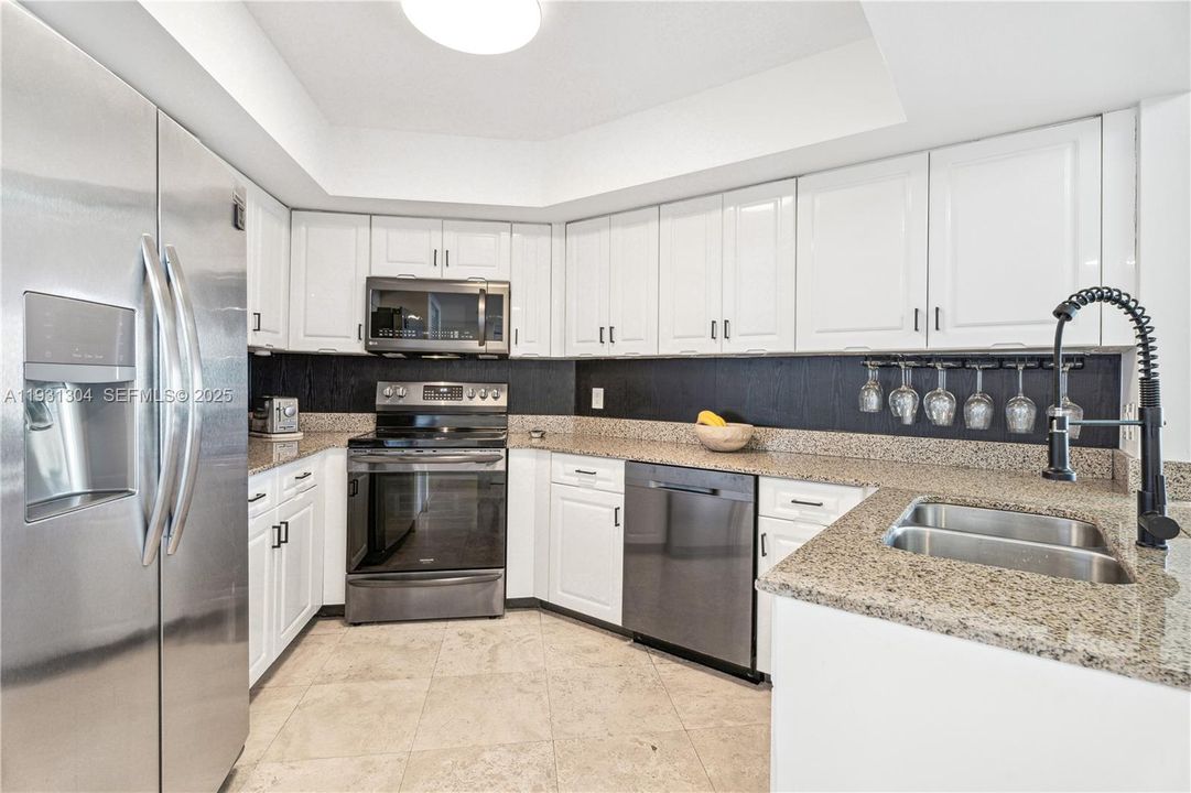 В аренду: $5,900 (2 спален, 2 ванн, 1060 Квадратных фут)