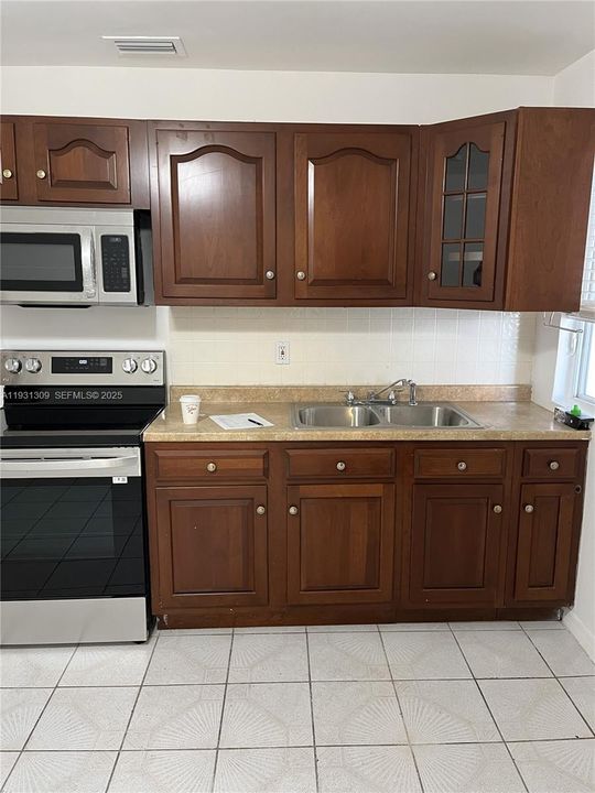 For Rent: $2,600 (3 beds, 1 baths, 1200 Square Feet)