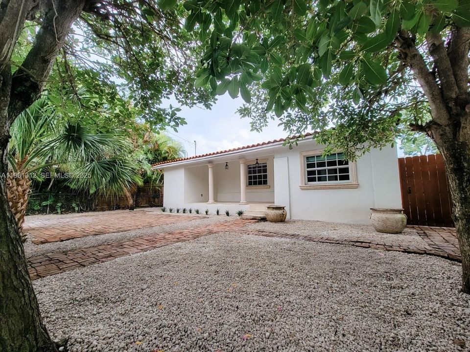 待售: $1,100,000 (3 贝兹, 2 浴室, 1564 平方英尺)