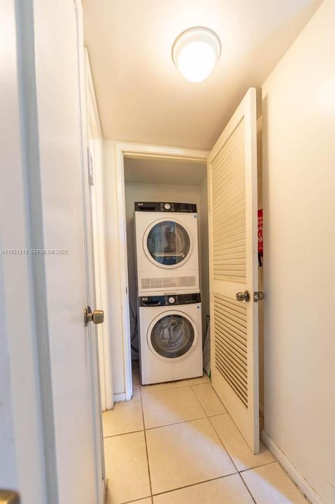 For Sale: $219,000 (1 beds, 1 baths, 849 Square Feet)