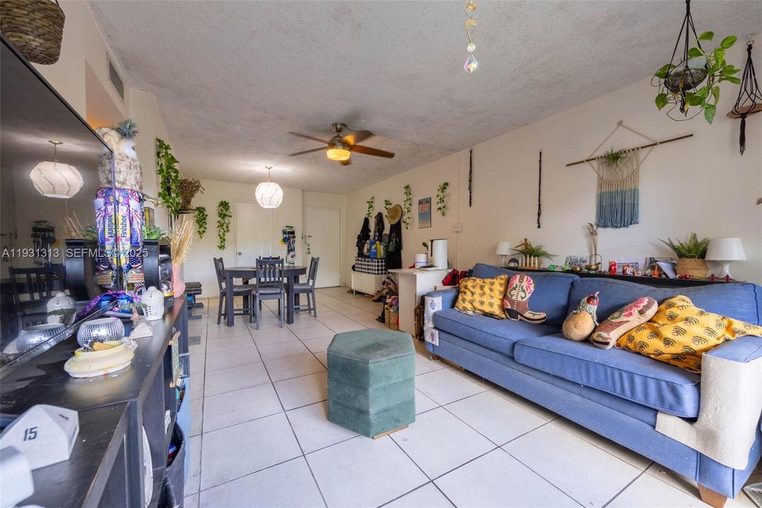 For Sale: $219,000 (1 beds, 1 baths, 849 Square Feet)